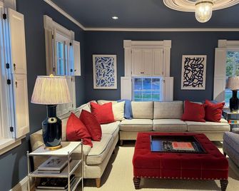 Mint restored historic Simsbury 4BR estate; optional 1BR apt; all new amenities - Simsbury - Wohnzimmer