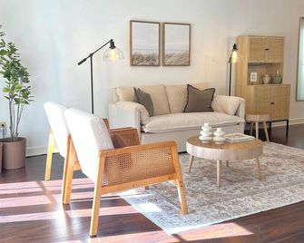 Tucker Sojourn Near Atl With Firepit & Grill - Tucker - Living room