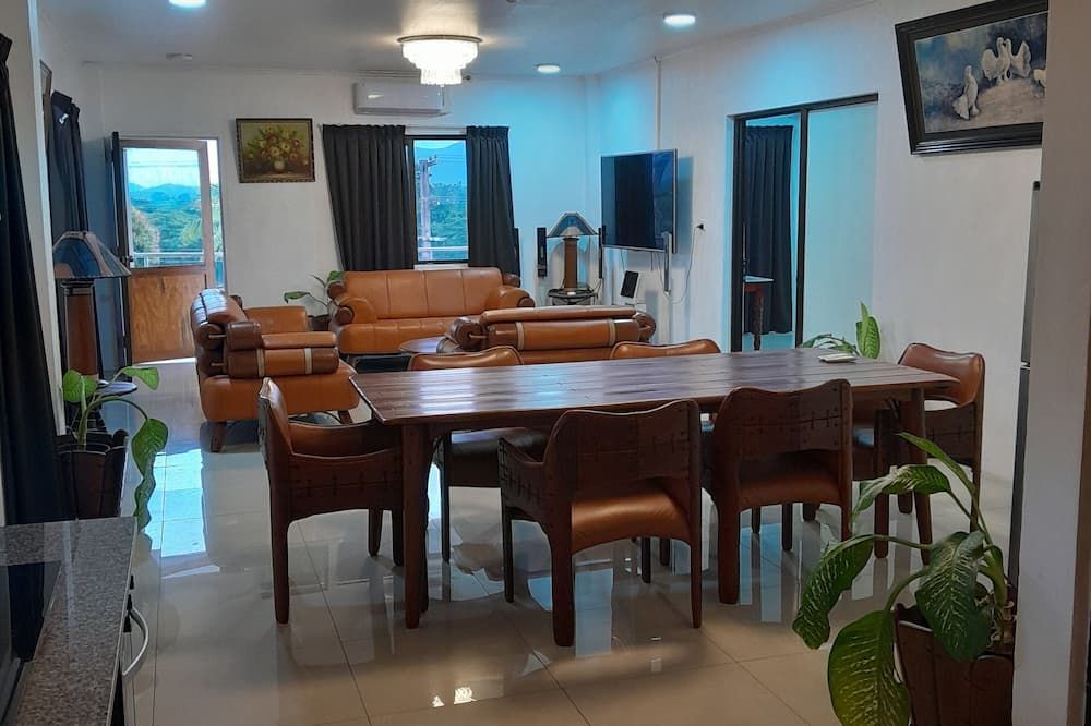 وايت داياموند أبارتمنت - لاباسا - غرفة طعام