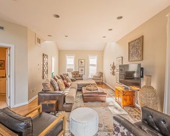 Exceptional Beauty On The Water!! Candlewood Lake - Danbury, Ct - Danbury - Living room