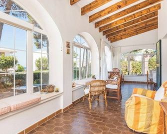 Menorca Chalet Rustic Sunny Retreat by the Sea - Sant Tomàs - Living room