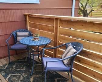 Cozy New Studio in charming Mount Vernon, Perfect for You and Your Pup - Mount Vernon - Balkón
