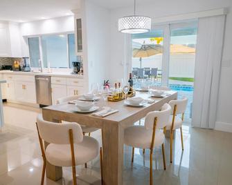 Stylish Modern Oasis • Pool • 2mil to Beach - Fort Lauderdale - Sala pranzo
