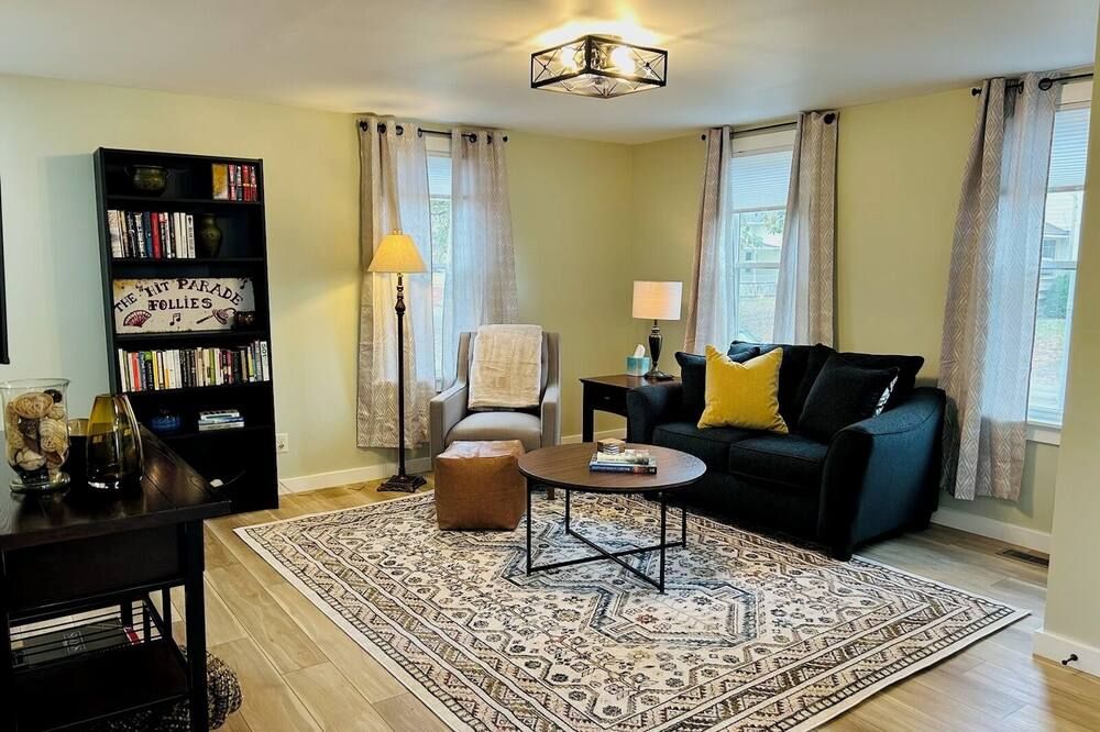 Charming 2-bedroom house in historical Galesburg neighborhood - Galesburg - Wohnzimmer