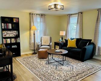 Charming 2-bedroom house in historical Galesburg neighborhood - Galesburg
