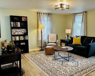 Charming 2-bedroom house in historical Galesburg neighborhood - Galesburg - Wohnzimmer