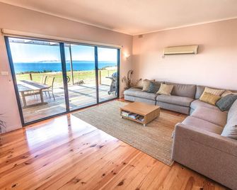 The Kona - coastal seclusion on Kangaroo Island - Penneshaw - Living room