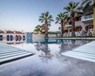 安格莉卡公寓酒店 - 阿吉歐斯尼古拉斯 - 安吉斯尼古拉斯（克里特島） - 游泳池