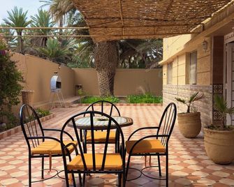 Villa Palm Desert- your Private Stay with AC, Fast WiFi & Parking - Erfoud - Terasa