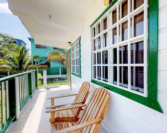 Breezy Modern Home in Quiet Neighborhood with Bikes, WiFi, and Partial AC - Caye Caulker - Balcony