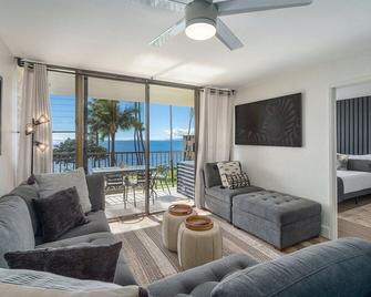 Kanai A Nalu - Top floor Oceanfront condo w Pool - Wailuku - Living room