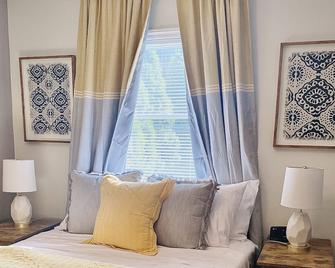 Your Family Friendly Home with Large Backyard & Onsite Parking - New Rochelle - Bedroom
