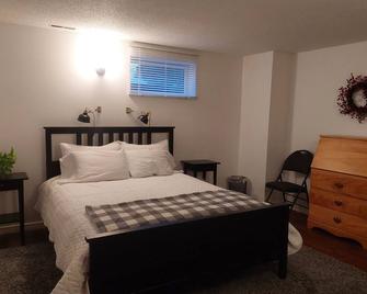 1 bedroom suite,with private entrance, in safe,quiet tree lined neighborhood. - Sherwood Park - Bedroom