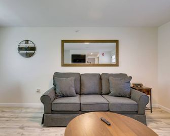 3 Mi to Beaches: Peaceful Wareham Getaway - Wareham - Sala de estar