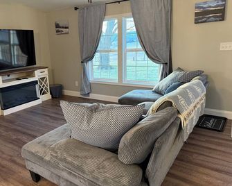 Circle F Ranch Bunkhouse- Charming farm stay in Shenandoah county - Edinburg - Living room