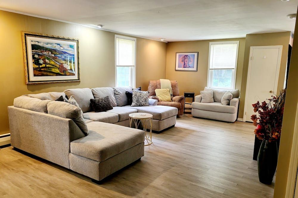 Happy Valley retreat - whole house, large living room, EV charger