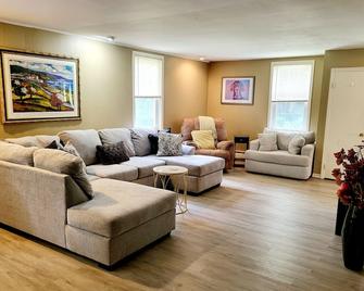 Happy Valley retreat - whole house, large living room, EV charger - Port Matilda - Living room