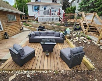 Pet Friendly 2 Lakefront Cottages with Pontoon Boat, Kayaks, Firepit and Sandbar - Waterford - Patio