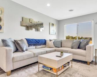 Modern&Comfy|EV Charger|Kids&Pets| quick 80 access - Auburn - Living room