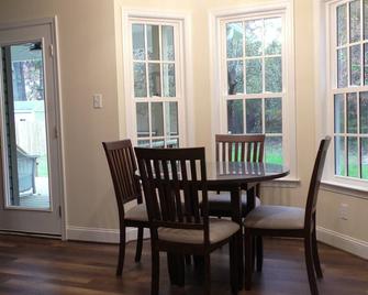 Relaxing 5 bdrm nice outdoor covered porch - Mechanicsville - Dining room