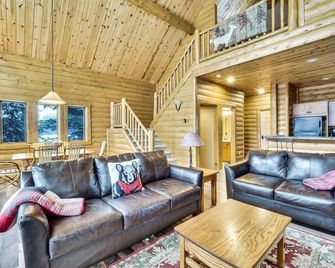2 Bedroom with an enclosed LOFT! Plus, a Newly Installed Hot Tub! Sleeps 8 - Boyne Falls - Living room