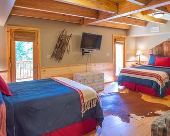 Come Stay and Play in the Rockies with 2 King and 6 Queen beds! Great ESCAPE! - Monarch - Habitación