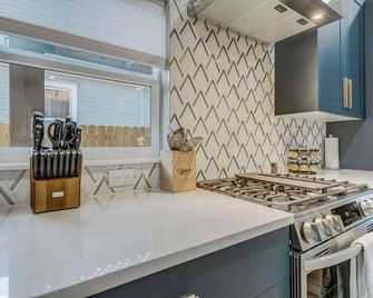 Baby Blue! Private Hot Tub, Elegant Kitchen/Baths! - Colorado Springs - Kitchen