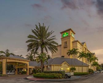 La Quinta Inn & Suites by Wyndham Miami Airport West - Doral - Building