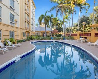 La Quinta Inn & Suites by Wyndham Miami Airport West - Doral - Pool