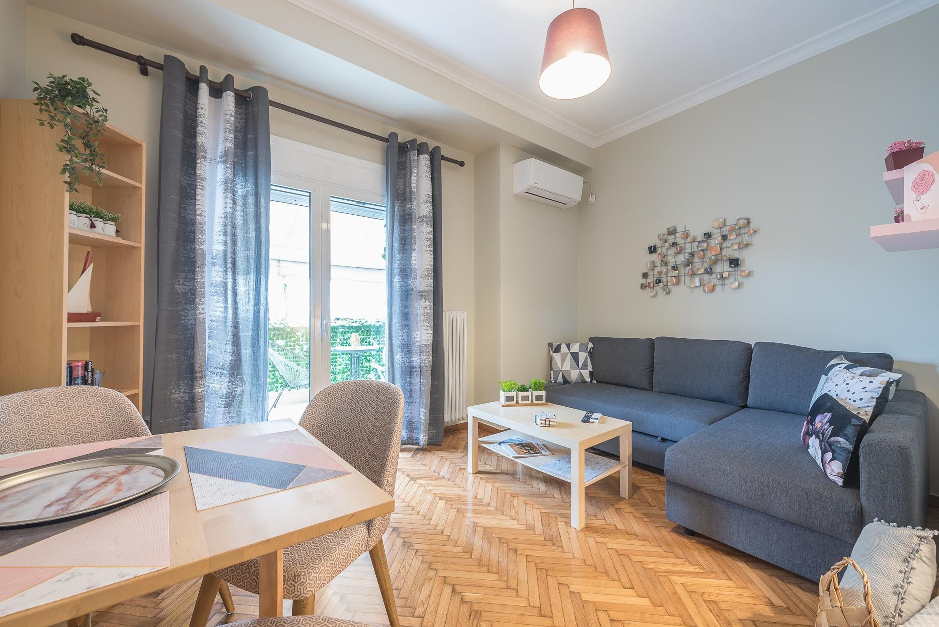 Supreme Suite with balcony by Cloudkeys - אתונה - סלון