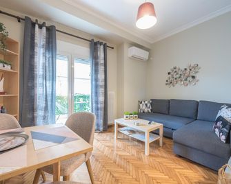 Supreme Suite with balcony by Cloudkeys - אתונה - סלון