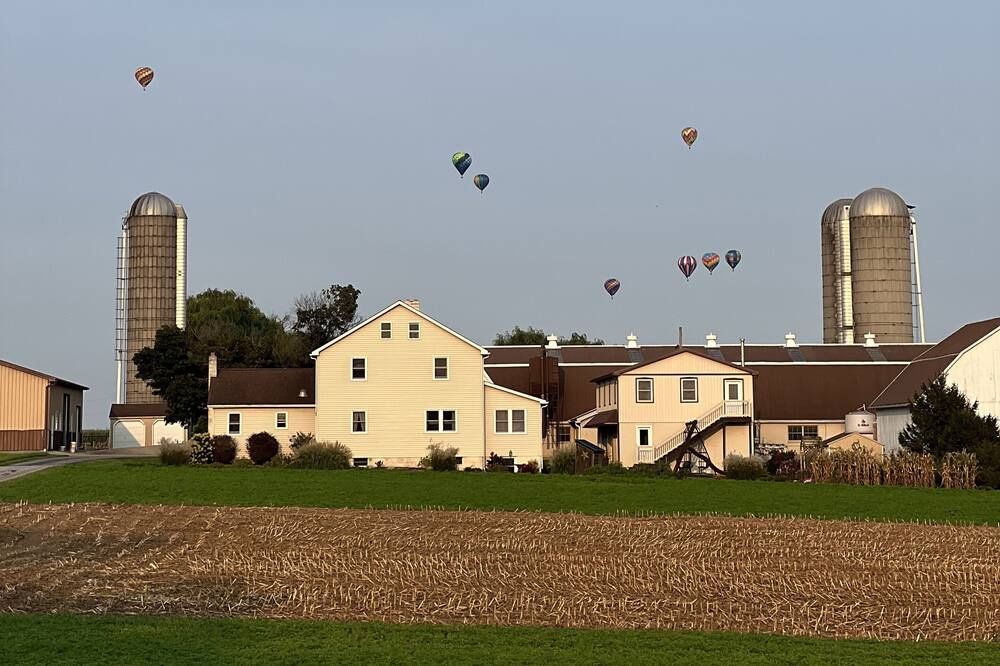 Building view of Olde Amish Inn