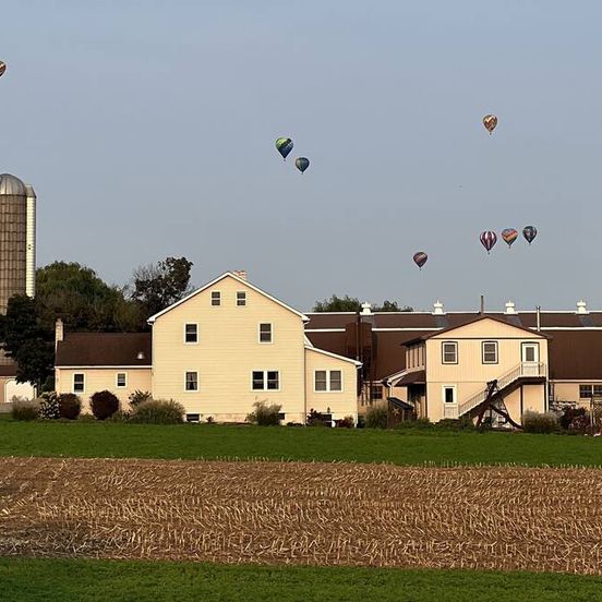 Building view of Olde Amish Inn