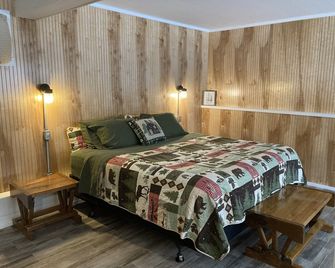 Cabin on the Eagle River Chain! Boat dock slip! Kayaks! Firewood for bonfires! - Eagle River - Bedroom