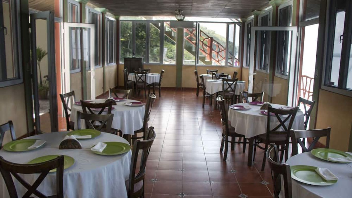 La Ribiera del Lago Peten Itza