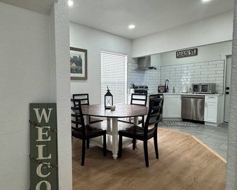 modern farmhouse 3bedroom house in Fort Morgan. walking distance to restaurants - Fort Morgan - Comedor