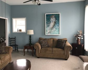 2br, 2b Downtown 2nd Story Apartment Sleeps 6-Walk To Shopping, Dining, And Dock - Belhaven - Living room
