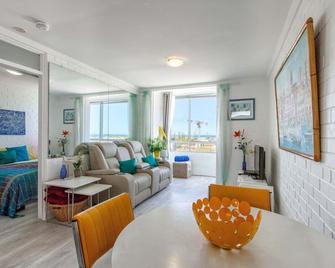 Indian Ocean Views - Fremantle - Living room