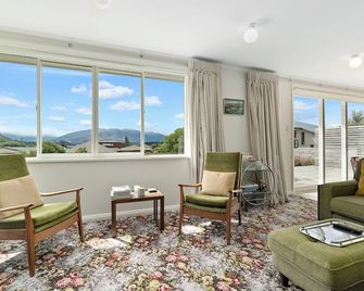 The Rabbit Warren - Wanaka Holiday Home - Wanaka - Living room