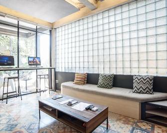M Boutique Hostel - Kuta - Sala de estar