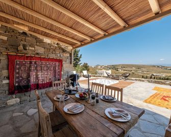 Artist Villa.1km Golden Beach.3 ensuites + sofa bed double. Sleeps 8. Jacuzzi. - Parikia - Balcon