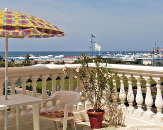 Hotel Happy - Marina Di Pietrasanta - Balkon