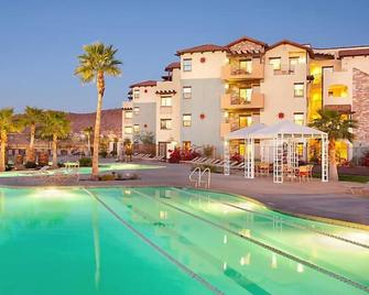 UpScale Resort with Outdoor Heated Pool with a waterslide and a poolside bar, tennis court and gym - Peoria - Piscina