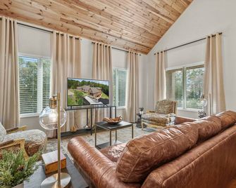 New! Mountainside Luxury Cottage 1—Location! Location! - Mena - Living room