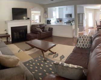 Top-level of a modern split-level home. - Fuquay-Varina - Sala de estar