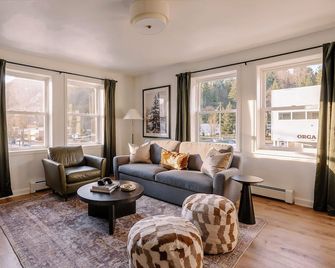 Hotel North - Seward - Living room