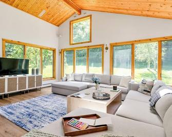 Wolf Hill Acres: A Charming & Modern Country Home - Hillsdale - Living room