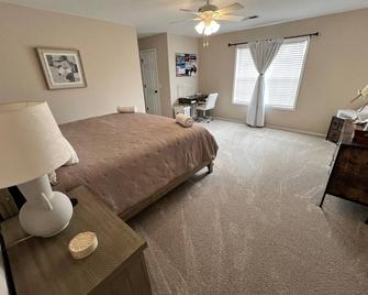 Family Fun! Sleeps 8, King Bed, 2 Queens, and Sofa Bed, Games - in Rogers - Rogers - Bedroom