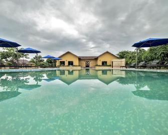 Welcomheritage Tadoba Vanya Villas Resort & Spa - Khadsangi - Pool