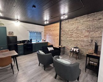 Modern & Cozy Downtown Retreat - Iron Mountain